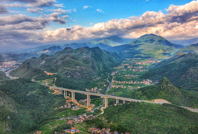 陸家坪高架大橋橫跨天塹,氣勢如虹。.jpg 陸家坪高架大橋橫跨天塹,氣勢如虹。.jpg