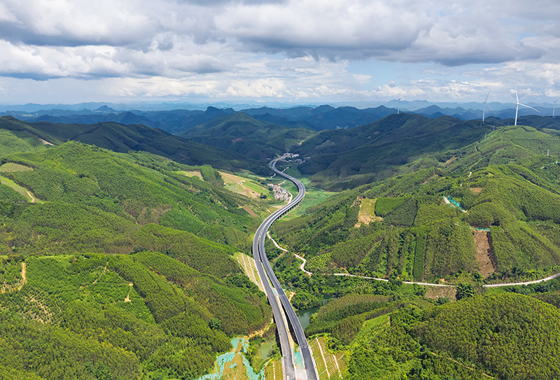 機場路路面平順連貫 (1).jpg 機場路路面平順連貫 (1).jpg