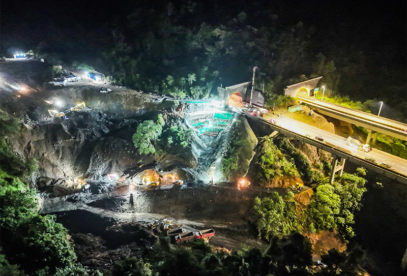 24小時不間斷作業推進搶險處治.jpg 24小時不間斷作業推進搶險處治.jpg