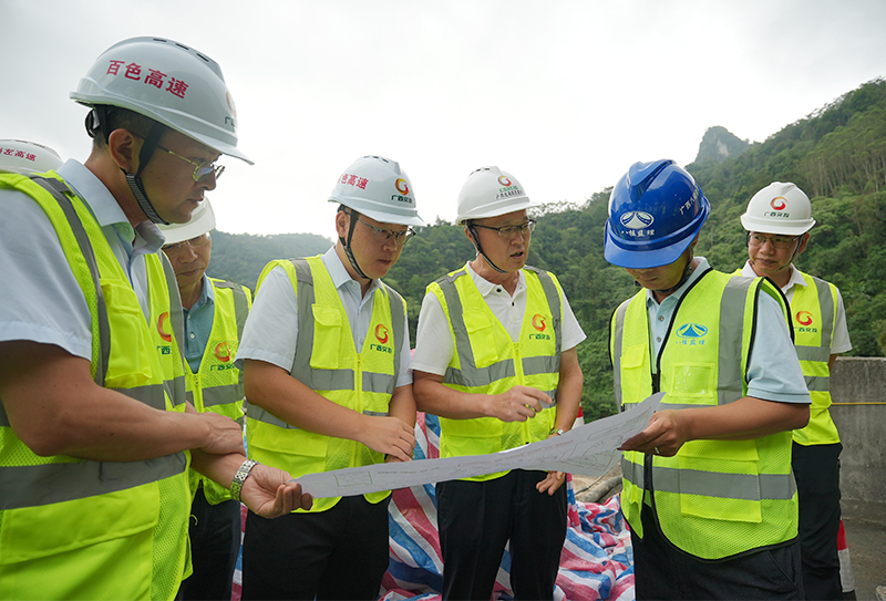 廣西交投集團黨委書記、董事長楊斌趕赴現場調指導部署應急處置工作.jpg 廣西交投集團黨委書記、董事長楊斌趕赴現場調指導部署應急處置工作.jpg