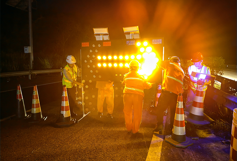 采取交通管制措施.jpg 采取交通管制措施.jpg