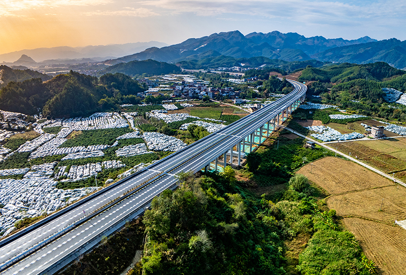 蒲蘆河大橋標線清晰路面平整.jpg 蒲蘆河大橋標線清晰路面平整.jpg
