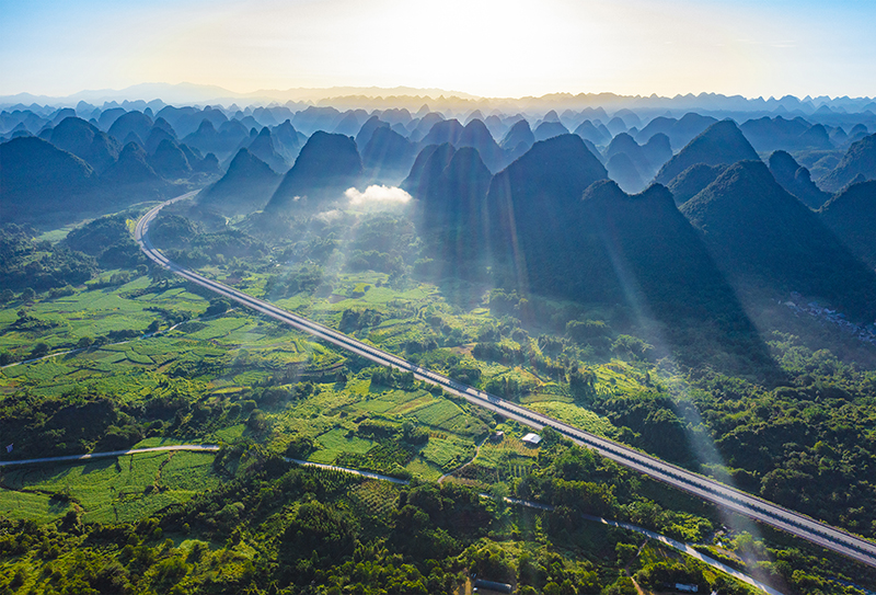 柳州運營公司+唐玉斌+金色光芒映通途+13517802313.jpg 柳州運營公司+唐玉斌+金色光芒映通途+13517802313.jpg