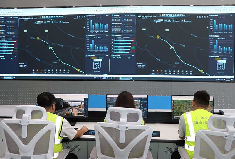 南百改擴(kuò)建監(jiān)控應(yīng)急指揮中心工作人員緊盯屏幕，在 “樺加沙” 臺(tái)風(fēng)來(lái)臨前，密切監(jiān)控道路現(xiàn)場(chǎng)狀況.jpg