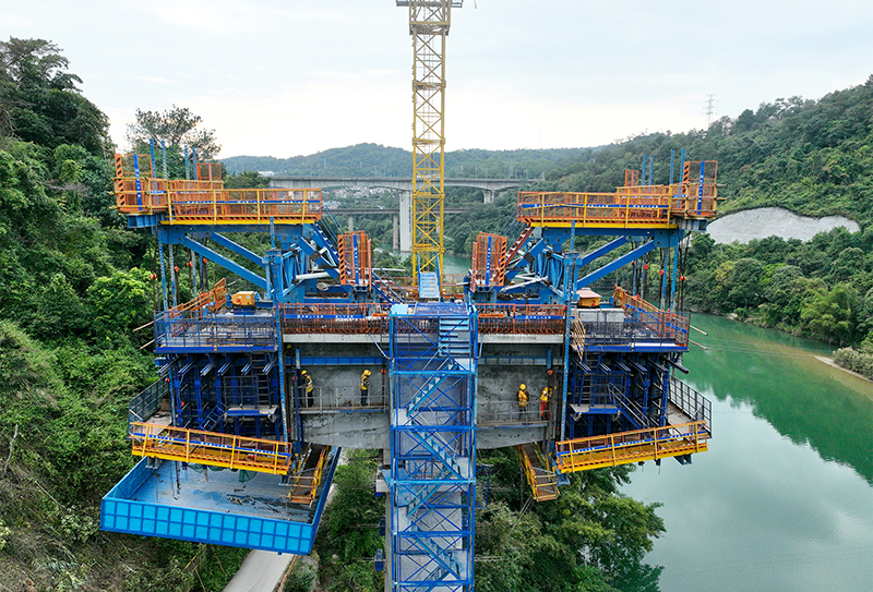 那蒙澄碧河特大橋施工正在有序進(jìn)行.jpg 那蒙澄碧河特大橋施工正在有序進(jìn)行.jpg