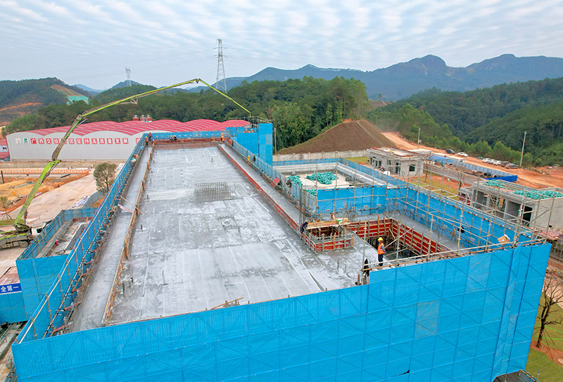 梧州環(huán)城高速南段龍圩服務(wù)區(qū)下行線房建工程封頂作業(yè).jpg 梧州環(huán)城高速南段龍圩服務(wù)區(qū)下行線房建工程封頂作業(yè).jpg