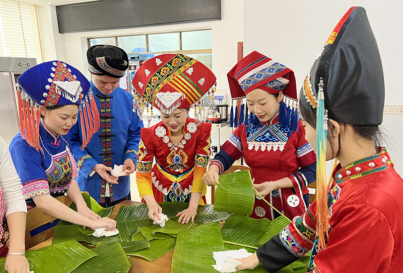 廣西交通投資集團(tuán)河池運(yùn)營公司少數(shù)民族員工共同制作民族傳統(tǒng)美食。.jpg 廣西交通投資集團(tuán)河池運(yùn)營公司少數(shù)民族員工共同制作民族傳統(tǒng)美食。.jpg