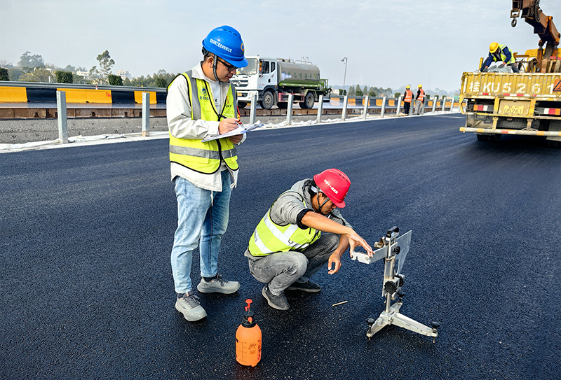 項(xiàng)目工程師正在核查現(xiàn)場(chǎng)施工情況.jpg 項(xiàng)目工程師正在核查現(xiàn)場(chǎng)施工情況.jpg