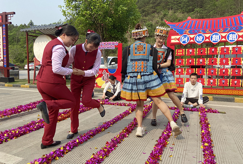 河池公司在南丹服務(wù)區(qū)組織開展“壯族三月三”民族團(tuán)結(jié)主題活動1.jpg 河池公司在南丹服務(wù)區(qū)組織開展“壯族三月三”民族團(tuán)結(jié)主題活動1.jpg